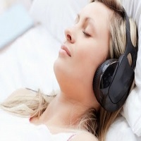 3 Bahaya Menggunakan Earphone Saat Tidur