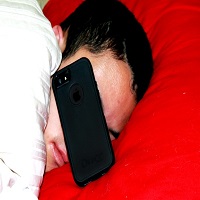 Bahaya Menaruh Handphone di Dekat Kepala Saat Tidur